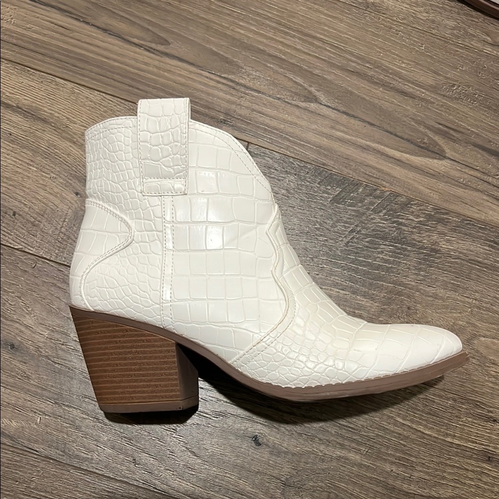 White Western Ankle Boots with Pointed Toe and Moderate Heel